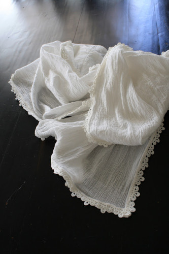 белый шарф с бахромой