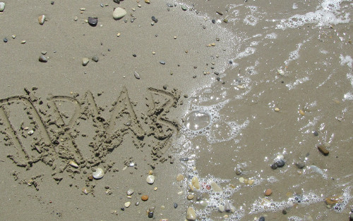Надпись на песке