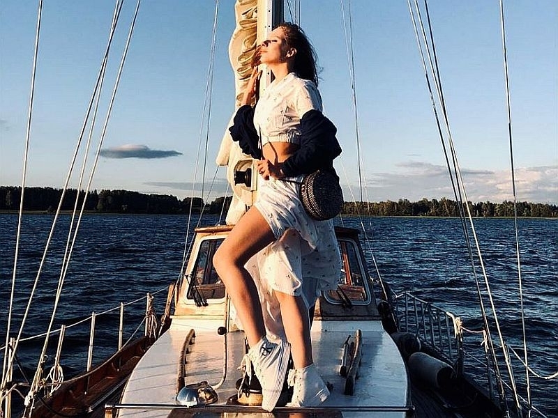 "Какие ножки": Лиза Арзамасова взбудоражила фанатов фотографией на яхте