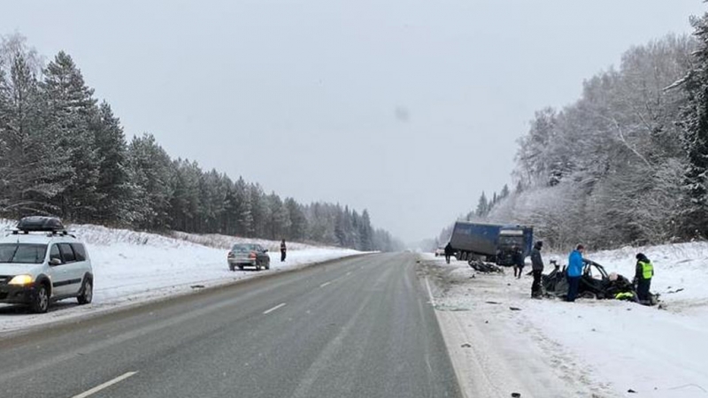 На Пермском тракте легковушка врезалась в грузовик на встречной полосе – водитель погиб