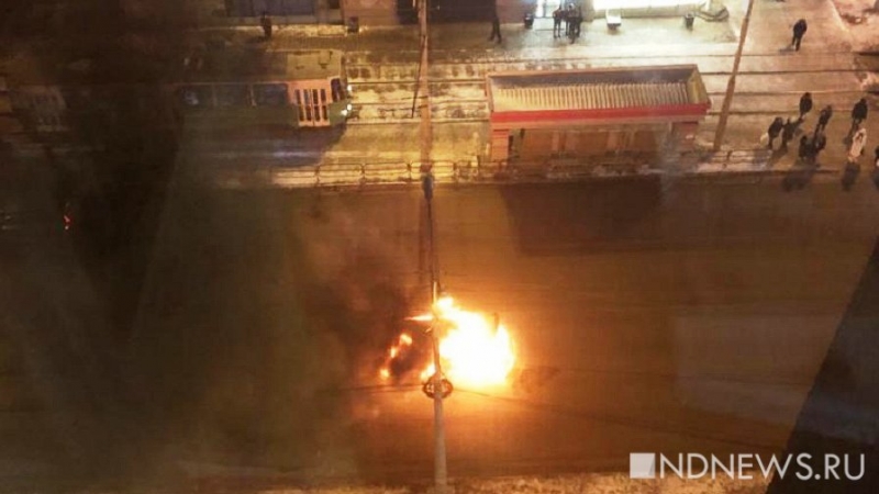 На улице Смазчиков в Екатеринбурге на дороге взорвалась и сгорела машина (ВИДЕО, ФОТО)