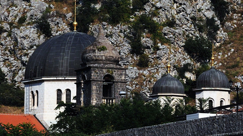 Парламент Черногории принял поправки к спорному закону о церквях