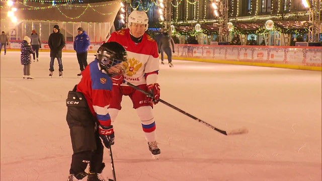 Путин сыграл в хоккей с мальчиком из Челябинска с диагнозом «лейкоз»