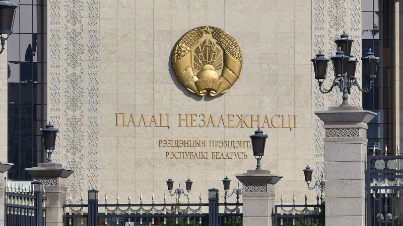 Силовики стянули спецтехнику к резиденции Лукашенко в Минске