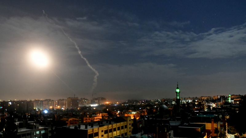 Сирийские средства ПВО отражают атаку Израиля в небе недалеко от Дамаска
