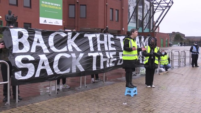 UK: Celtic fans stage protest demanding that club's board be sacked