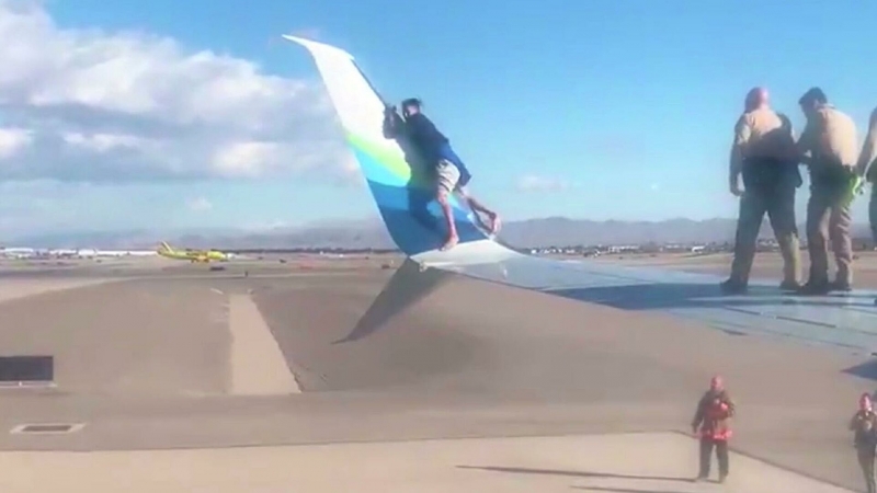 В аэропорту Лас-Вегаса мужчина забрался на крыло самолета