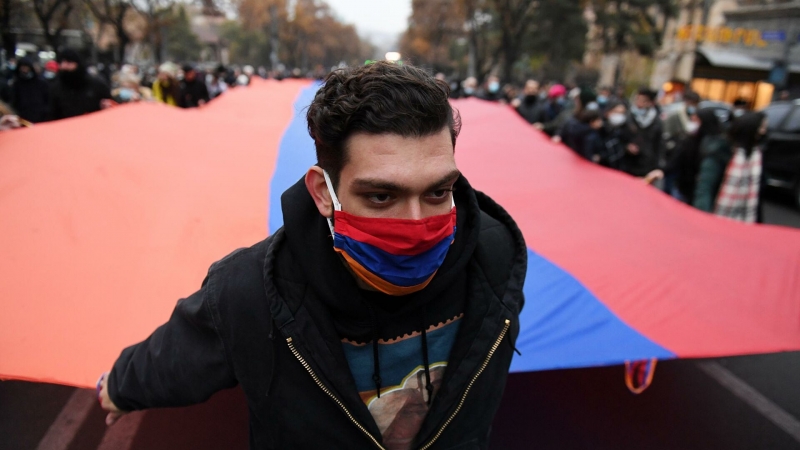 В Ереване оппозиция начала перекрывать улицы