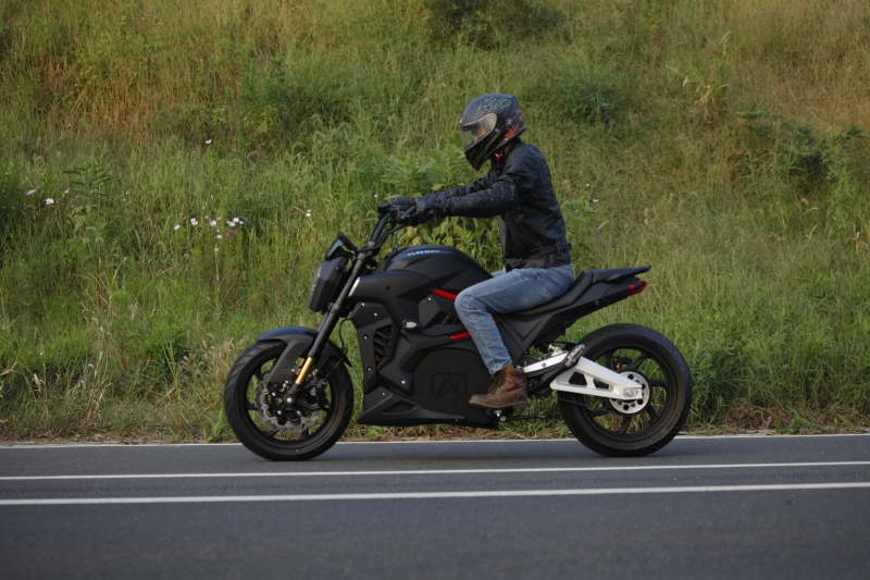 Alrendo TS Bravo: электрический мотоцикл с запасом хода 419 км, максимальной скоростью 135 км/ч и ценником меньше 10 000 евро