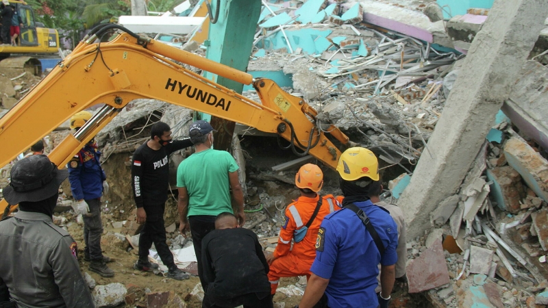 Число жертв землетрясения в Индонезии достигло 56 человек