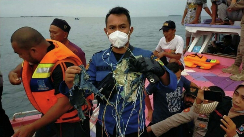 Индонезийские спасители обнаружили части тел после крушения Boeing 737