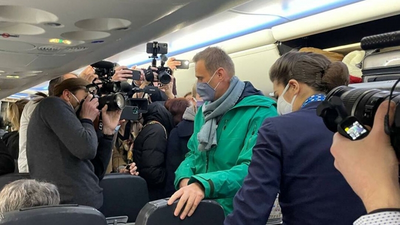 Меркель заявила, что освободить Навального "верно и необходимо"