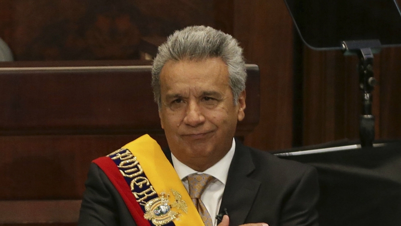 Самолет президента Эквадора вынужденно сел вскоре после взлета