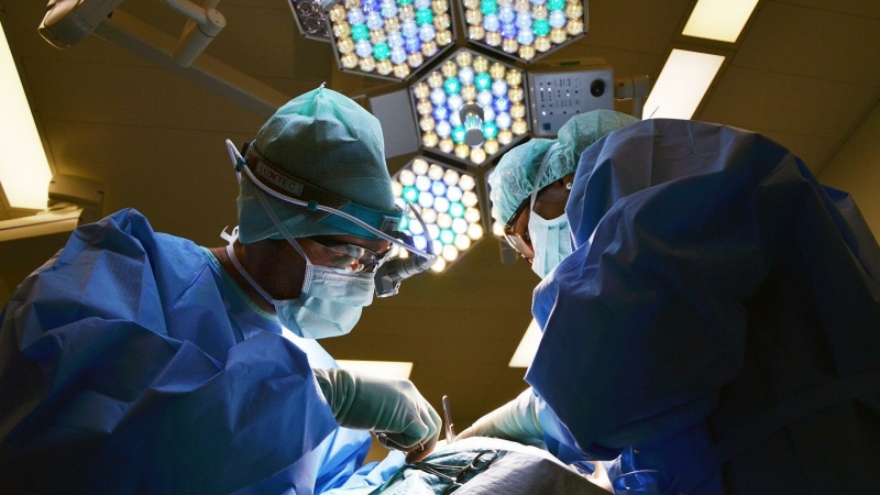 Американские хирурги впервые успешно пересадили мужчине лицо и обе руки