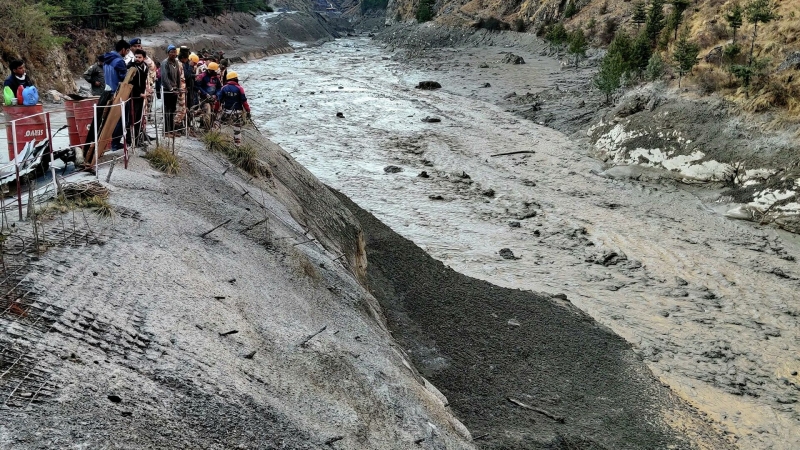 Число погибших при сходе ледника в Индии выросло до 14 человек