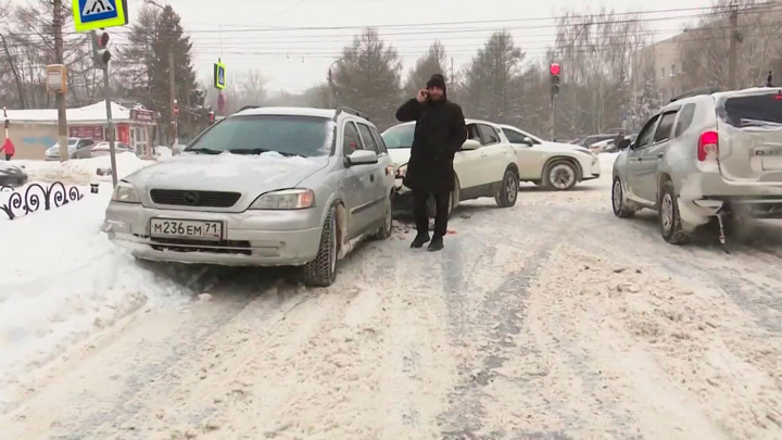 День жестянщика: февральские морозы устроили ледовое побоище на дорогах