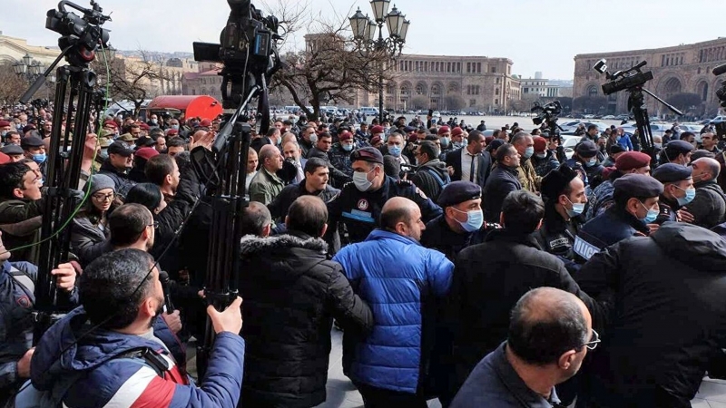 Лидер оппозиции обвинил власти Армении в попытке стравить народ с армией