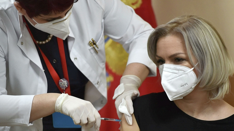 Министр здравоохранения Черногории привилась вакциной "Спутник V"