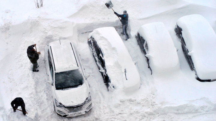 Национальный автосоюз: откапывать автомобили надо сразу же после выпадения снега