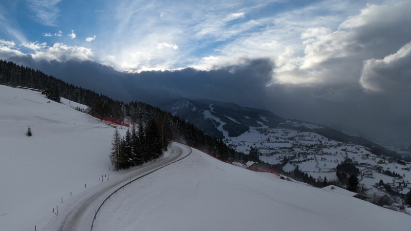В Австрии два лыжника погибли из-за схода лавины