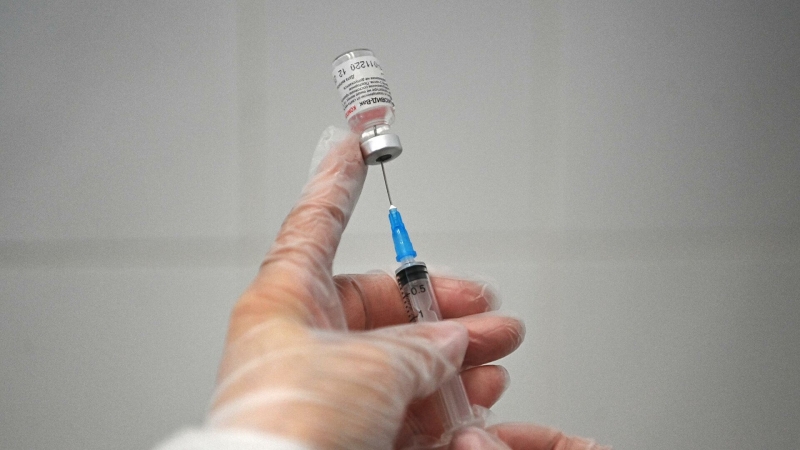 Глава Центра Гамалеи рассказал, кому нельзя делать прививку от COVID-19