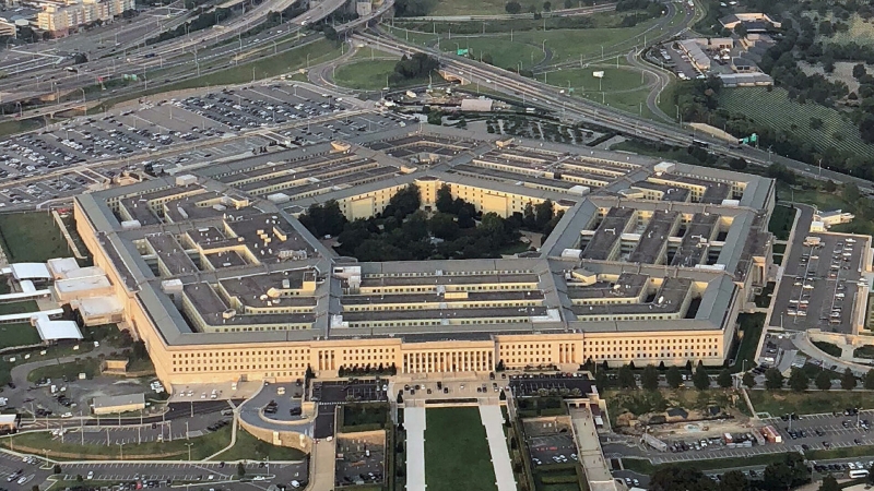Глава Пентагона заявил о готовности ответить на обстрел базы в Ираке