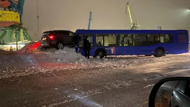 Кроссовер "запрыгнул" в кабину автобуса в Норильске
