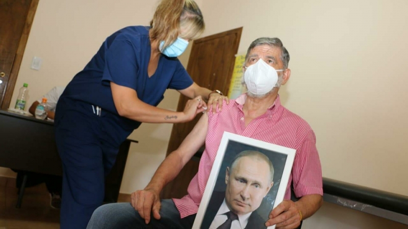 Мэр аргентинского города рассказал, почему прививался с портретом Путина