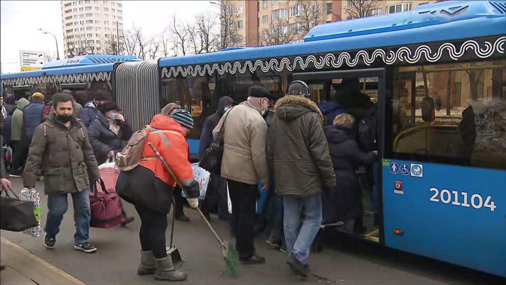 Пассажиры оранжевой ветки пересели на автобусы: как организовано движение на дорогах