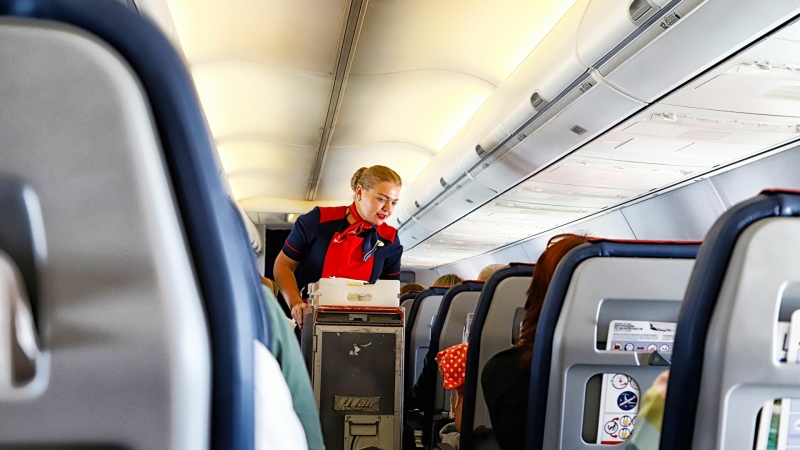 Российские туристы рассказали, что они пьют в самолетах и поездах