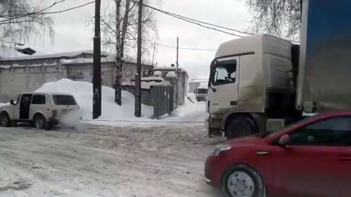 Суровые нижегородские дороги: "Нива" спасает фуру