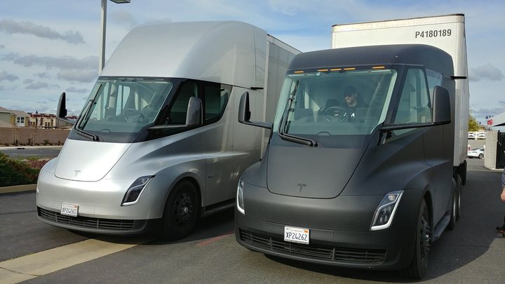 Tesla начала тесты электрического грузовика Semi