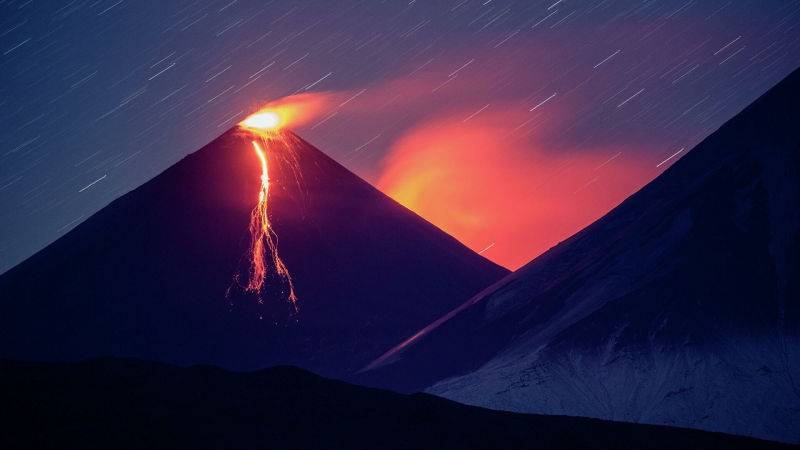 У кратера Ключевского вулкана заметили туристов, жарящих сосиски