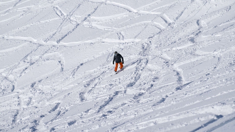 В горах недалеко от Сочи сноубордистку спасли из глубокого сугроба