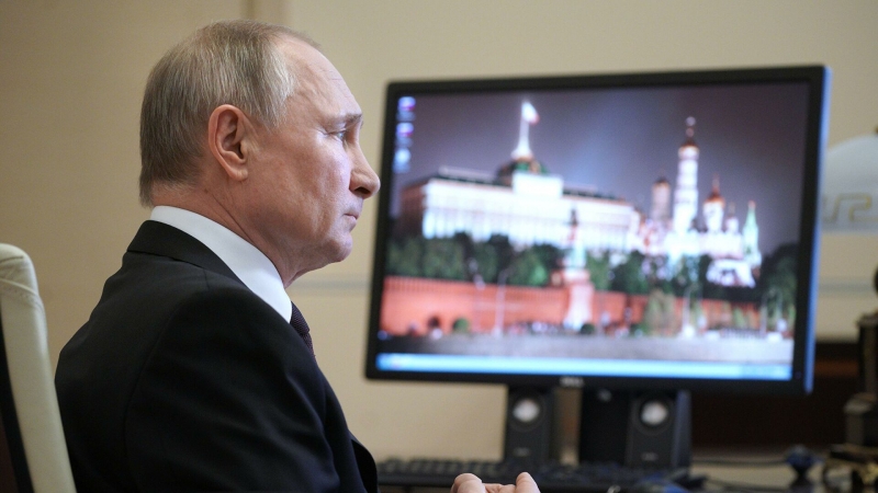 В США решают внутренние задачи путем обвинения других стран, заявил Путин