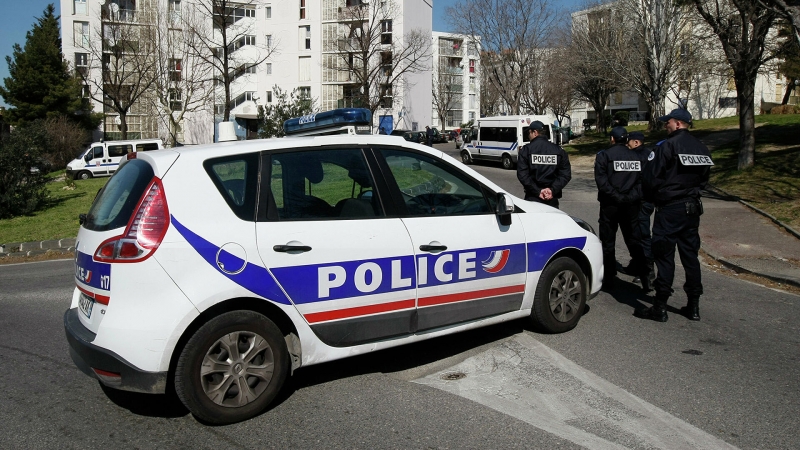 Во Франции 11-летний мальчик угрожал отрезать голову мэру