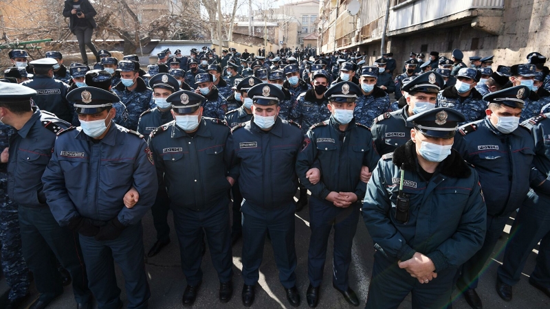 Родные пропавших без вести военных заблокировали Минобороны Армении