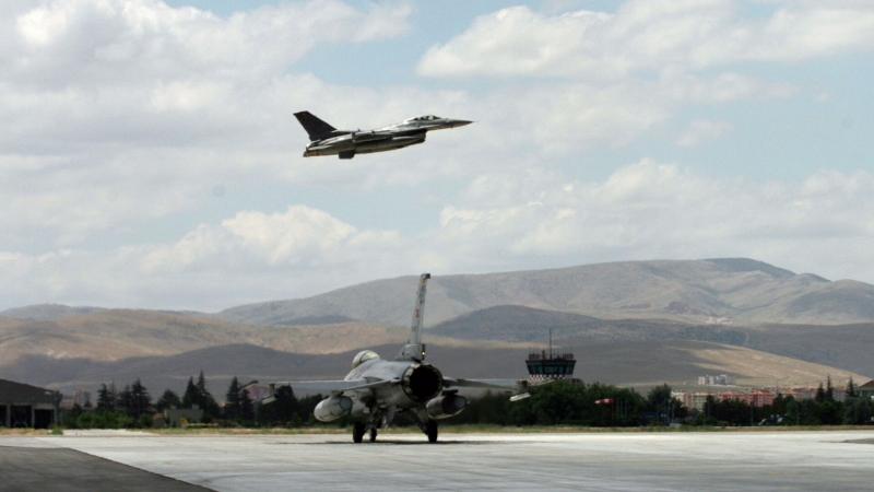 СМИ: в Турции разбился F-16