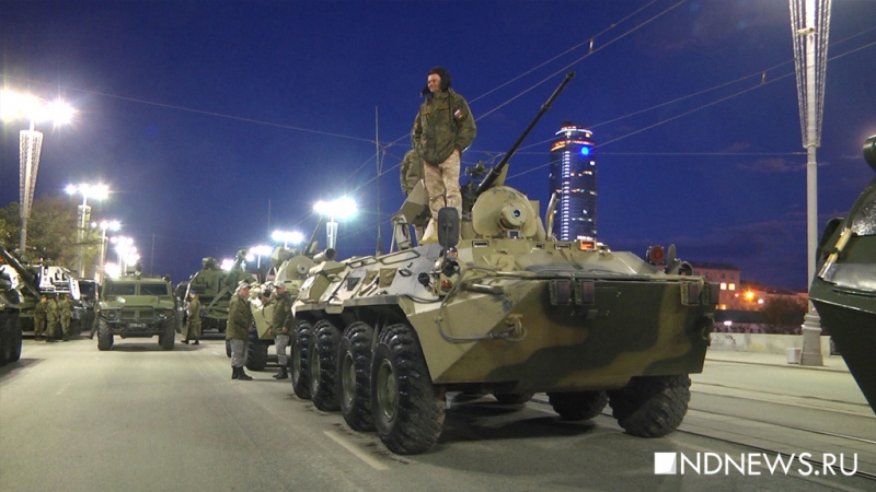 В центре Екатеринбурга прошла первая репетиция парада с танками (ФОТО, ВИДЕО)