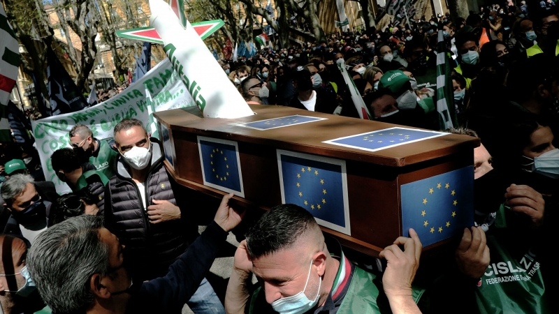 В Риме работники Alitalia устроили акцию протеста с гробом