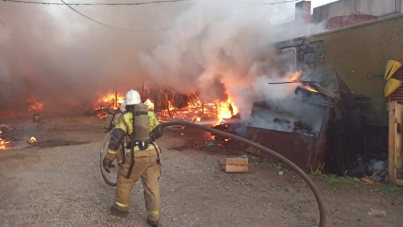 Пожар в Пионерском распространился на 2000 кв метров, спасатели работают в дыхательных аппаратах (ФОТО)