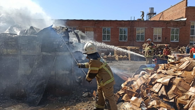 Спасатели потушили открытый огонь на заводе на Фронтовых бригад (ФОТО)