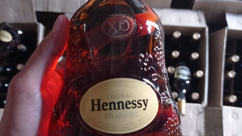 В Кургане полиция накрыла цех бутлегера, который поставил на поток «производство» Hennessy и водки