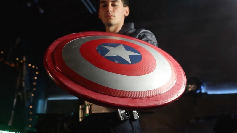 Блогер Джейк Лейзер воссоздал щит Капитана Америки: он умеет отскакивать от стен и возвращаться в руки