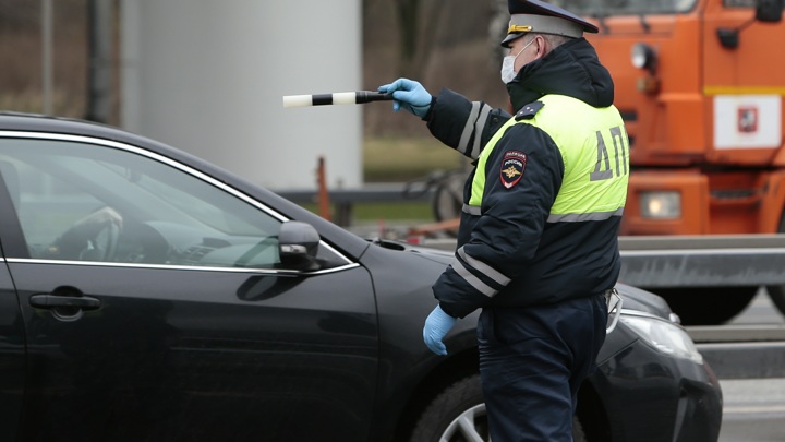 МВД РФ прописало, в каких случаях инспектор ГИБДД может остановить машину