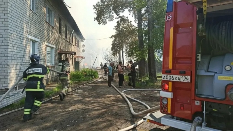 На станции «Аппаратная» уже горят дома. МЧС задействует пожарный поезд (ФОТО)