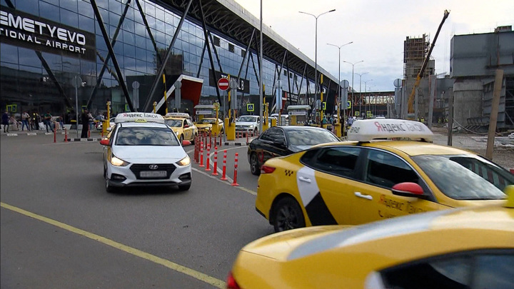 В Москве таксистов с иностранными правами отключат от заказов