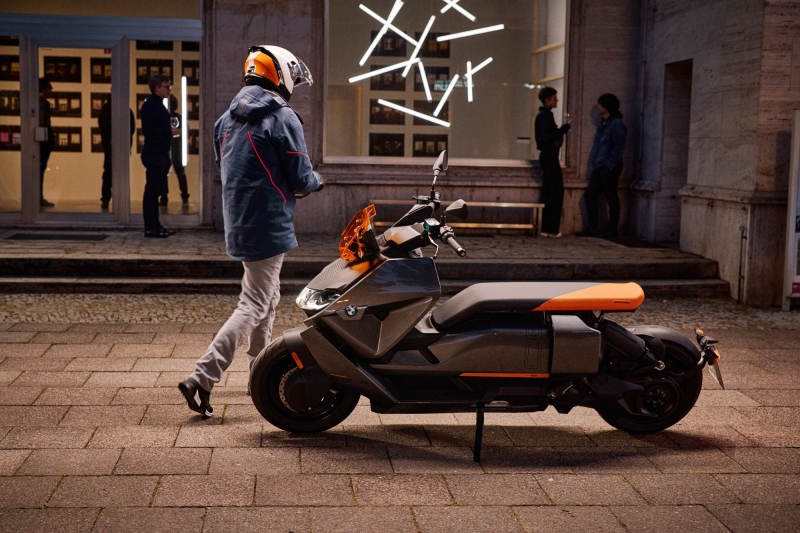 BMW Motorrad CE 04: электроскутер с запасом хода 130 км, разгоном до 50 км/ч за 2.6 сек и ценником от $12 000
