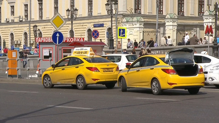 Музыка для пассажира: в Петербурге утвердили стандарты для такси