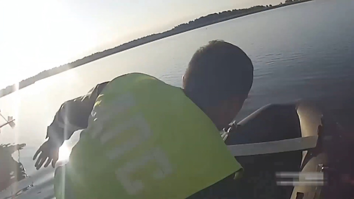 По земле и воде: нарушитель вынудил инспекторов сменить машину на лодку